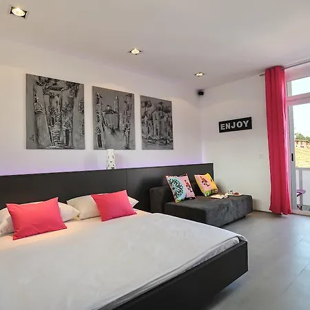 City Center Studio Main Street Apartment